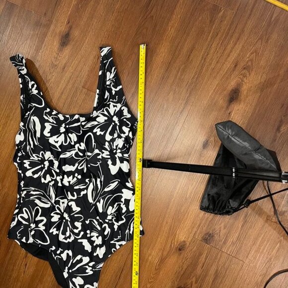 Hurley Ink Fresco Floral One-Piece Swimsuit – Black & White – Size M – Gently Us - Picture 5 of 9